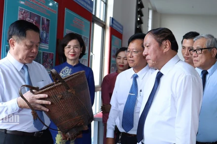 Đồng chí Nguyễn Trọng Nghĩa tìm hiểu nét văn hóa, con người Bình Phước thông qua vật dụng hằng ngày của người dân.