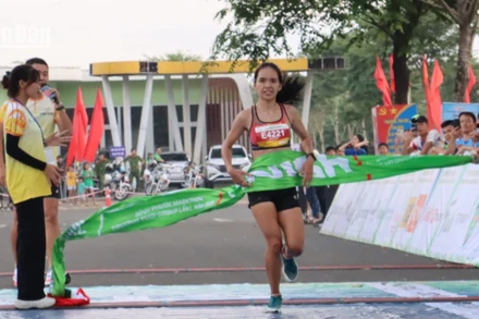  Hoàng Thị Ngọc Hoa cán đích ở nội dung 42km nữ chuyên nghiệp