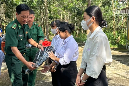 Bộ đội Biên phòng tỉnh Bình Phước “tiếp sức” cho học sinh là con em người đồng bào dân tộc thiểu số đến trường