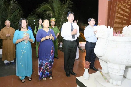 Lãnh đạo tỉnh Ninh Thuận và chư tăng, phật tử dâng hương tưởng nhớ các Anh hùng, liệt sĩ.