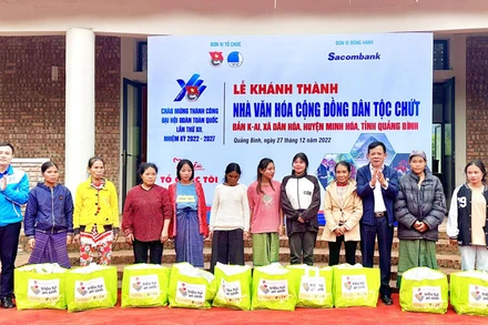 Tặng quà cho đồng bào nghèo xã Dân Hóa, huyện Minh Hóa.