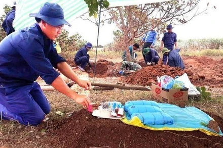 Thắp hương cho những hài cốt liệt sĩ đã quy tập.