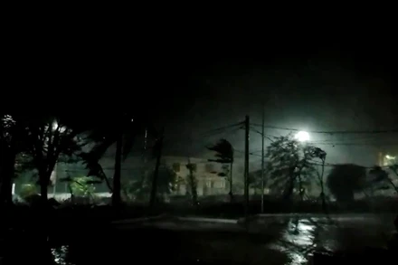 Bão đang hoành hành các tỉnh miền trung từ Quảng Trị - Quảng Ngãi