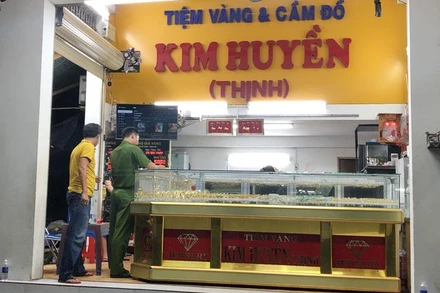 Công an khám nghiệm hiện trường.