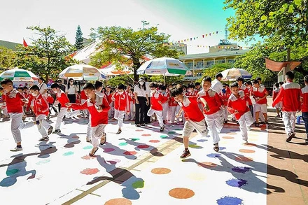 Thiếu niên, nhi đồng tham gia các trò chơi tại “Ngày hội sắc màu” 2022.