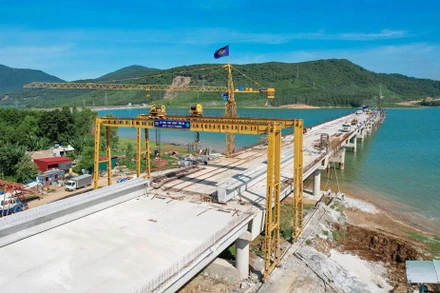 Thi công cầu vượt hồ Yên Mỹ.