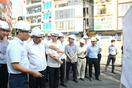 Chủ tịch UBND thành phố Hà Nội Trần Sỹ Thanh kiểm tra công trường thi công hầm chui tại nút giao Lê Văn Lương-đường Khuất Duy Tiến vào tháng 7/2022. (Ảnh: Minh Anh)