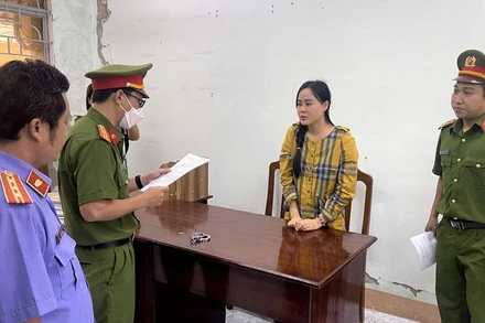 Cơ quan Cảnh sát điều tra Công an tỉnh Bình Thuận đọc Quyết định khởi tố bị can, Lệnh bắt tạm giam đối với Ninh Thị Vân Anh về hành vi “Lạm dụng tín nhiệm chiếm đoạt tài sản”.