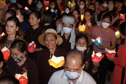 Đông đảo người dân, tăng ni, phật tử, khách du lịch cầu nguyện Quốc thái dân an.