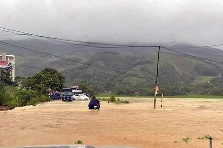 Mưa lớn gây ngập úng trên quốc lộ 2C đoạn qua địa phận xã Tân Thanh, huyện Sơn Dương, tỉnh Tuyên Quang khiến giao thông bị chia cắt.