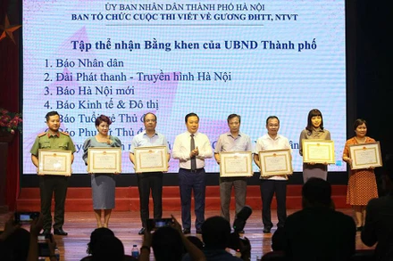 Phó Chủ tịch Ủy ban nhân dân thành phố Hà Nội Chử Xuân Dũng trao Bằng khen của Ủy ban nhân dân thành phố Hà Nội cho các cơ quan báo chí tích cực tham gia cuộc thi.