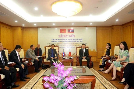 Chủ tịch Hội Nhà báo Việt Nam Lê Quốc Minh tiếp đoàn công tác của Hội Nhà báo Lào. 