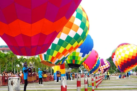 Lễ hội Khinh khí cầu hấp dẫn nhân dân, du khách.