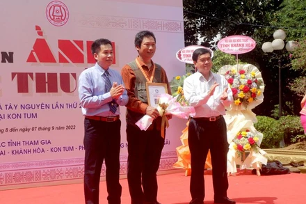 Trao Huy chương Vàng cho tác giả Huỳnh Văn Truyền (Đà Nẵng) với tác phẩm “Cuộc chiến với lửa ngày mùng 3 Tết”.