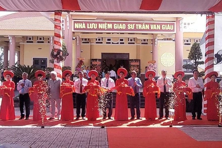 Các đại biểu cắt băng khánh thành Nhà Lưu niệm Giáo sư Trần Văn Giàu.
