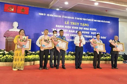 Đồng chí Nguyễn Văn Nên, Ủy viên Bộ Chính trị, Bí thư Thành ủy TP Hồ Chí Minh trao tặng danh hiệu vinh dự Nhà nước “Bà mẹ Việt Nam Anh hùng” cho đại diện gia đình các mẹ.