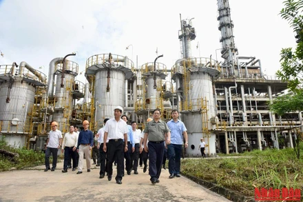 Hình ảnh Thủ tướng khảo sát dự án cải tạo, mở rộng Nhà máy phân đạm Hà Bắc 
