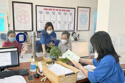 Tuổi trẻ Bảo hiểm xã hội quận Hà Đông (Hà Nội) hỗ trợ người dân làm thủ tục hành chính.