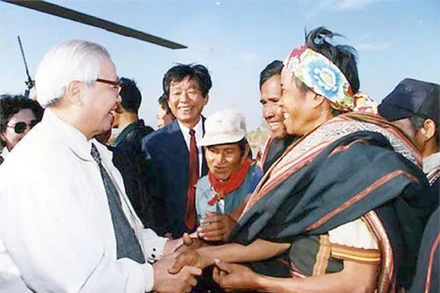 Thủ tướng Võ Văn Kiệt thăm đồng bào làng Tum 2, H. Chư Par, tỉnh Gia Lai (tháng 2/1996). (Ảnh: TTXVN)
