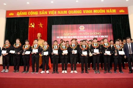 Bộ Giáo dục và Đào tạo khen thưởng các học sinh đoạt giải.