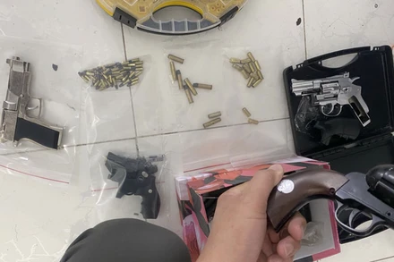 Lực lượng công an đã thu giữ 6 khẩu súng, cùng 63 viên đạn.