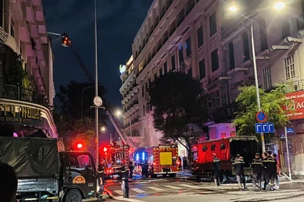 Lực lượng phòng cháy chữa cháy đưa thang lên cao phun nước dập lửa. (Ảnh CTV)