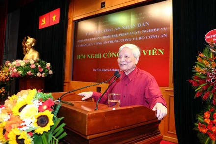 Nhà báo lão thành Hà Đăng, nguyên: Tổng Biên tập Báo Nhân Dân, Trưởng Ban Tư tưởng-Văn hóa Trung ương, Tổng Biên tập Tạp chí Cộng sản, Trợ lý Tổng Bí thư phát biểu ý kiến tại hội nghị. 