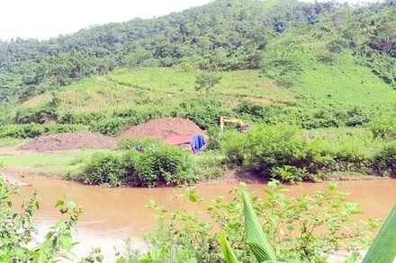 Khu vực bị đào hố để khai thác vàng trái phép nằm giáp ranh giữa huyện Pác Nặm (Bắc Kạn) và Nguyên Bình (Cao Bằng).