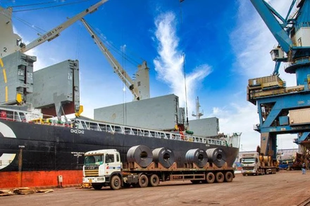 Công ty cổ phần Thép Hòa Phát Dung Quất xuất khẩu thép cuộn cán nóng sang châu Âu.