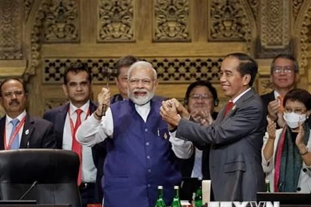 Tổng thống Indonesia Joko Widodo (phải, hàng trước) trao búa chuyển giao cương vị Chủ tịch G20 cho Thủ tướng Ấn Độ Narendra Modi (trái, hàng trước) tại Lễ bế mạc Hội nghị thượng đỉnh G20 ở Bali (Indonesia), ngày 16/11. (Ảnh: AFP/TTXVN)