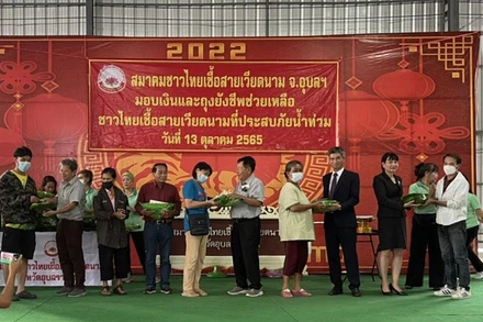 Tổng Lãnh sự Chu Đức Dũng và đại diện Hội người Thái gốc Việt trao quà cho bà con kiều bào.