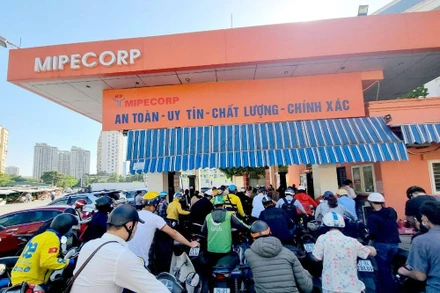 Người dân xếp hàng đông nghịt chờ mua xăng tại cửa hàng xăng dầu của Mipec (đối diện chợ tạm Nam Trung Yên, Cầu Giấy, Hà Nội).