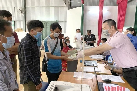 Chủ rừng ở Điện Biên nhận tiền dịch vụ môi trường rừng. (Ảnh tư liệu)