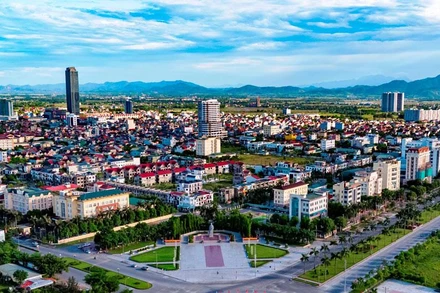 Thành phố Hà Tĩnh được xác định là đô thị hạt nhân của hành lang kinh tế đồng bằng ven biển gắn quốc lộ 1, cao tốc bắc-nam và đường ven biển.