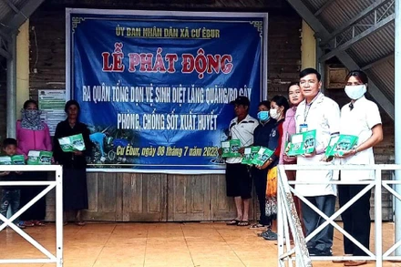 UBND xã Cư Êbur, thành phố Buôn Ma Thuột, tỉnh Đắk Lắk phát động ra quân tổng dọn vệ sinh, diệt loăng quăng, bọ gậy phòng, chống sốt xuất huyết.