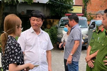 Chủ tịch UBND tỉnh Bình Dương Võ Văn Minh (thứ 2 từ trái sang) thăm hỏi, động viên người thân, gia đình các nạn nhân.