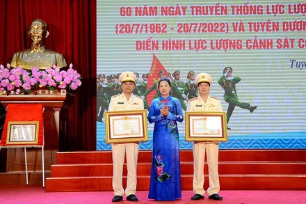 Thừa ủy quyền của Thủ tướng Chính phủ, Phó Bí thư Thường trực Tỉnh ủy, Chủ tịch HĐND tỉnh Tuyên Quang Lê Thị Kim Dung trao Bằng khen cho 1 tập thể và 1 cá nhân.