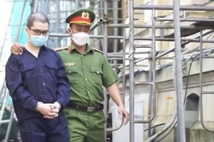 Bị cáo Nguyễn Thái Luyện được dẫn ra tòa. (Ảnh: CTV)