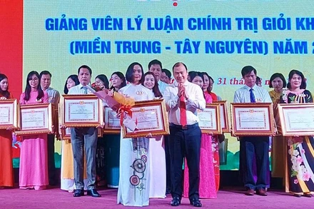 Đồng chí Lê Hải Bình trao Giải nhất cho giảng viên Lê Thị Tuyết Dung của tỉnh Quảng Trị.