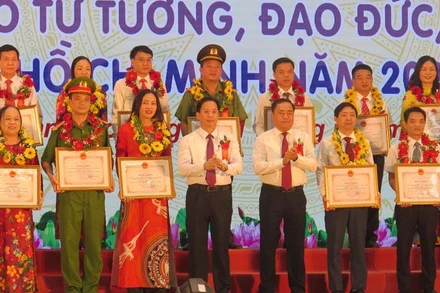 Tặng bằng khen cho các tập thể, cá nhân có thành tích xuất sắc trong học tập và làm theo tư tưởng, đạo đức, phong cách Hồ Chí Minh.