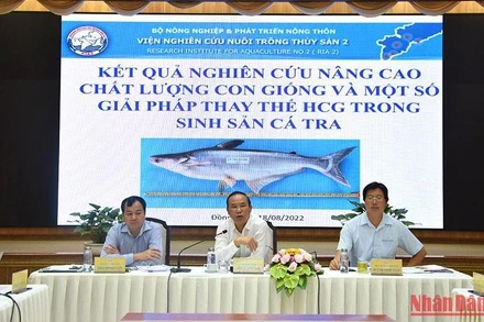 Thứ trưởng Nông nghiệp và Phát triển nông thôn Phùng Đức Tiến phát biểu tại Hội nghị.