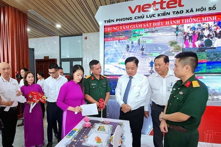 Các đại biểu tham quan gian hàng của doanh nghiệp trưng bày ứng dụng chuyển đổi số.