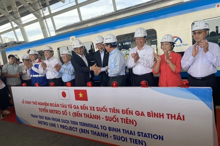 Lãnh đạo Thành phố cùng nhà thầu bấm nút chạy tàu thử nghiệm.