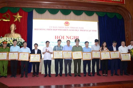 Trao bằng khen cho các tập thể, cá nhân có thành tích xuất sắc trong 10 năm thực hiện Luật Phổ biến, giáo dục pháp luật.