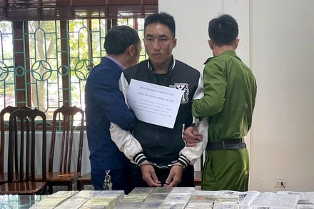 Đối tượng Sùng A Giống và tang vật vụ án.