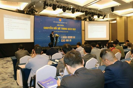 Thứ trưởng Giáo dục và Đào tạo Hoàng Minh Sơn phát biểu tại hội thảo. 