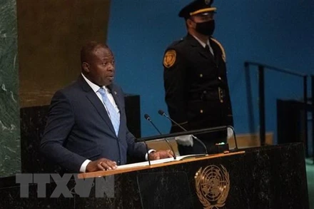 Người đứng đầu chính quyền quân sự Burkina Faso, ông Paul-Henri Sandaogo Damiba (trái) phát biểu tại khóa họp 77 Đại hội đồng Liên hợp quốc ở New York (Mỹ), ngày 23/9. (Ảnh: AFP/TTXVN)