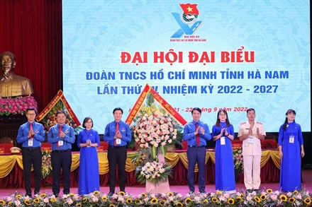 Bí thư Trung ương Đoàn, Chủ tịch Hội LHTN Việt Nam Nguyễn Ngọc Lương tặng hoa chúc mừng Đại hội.