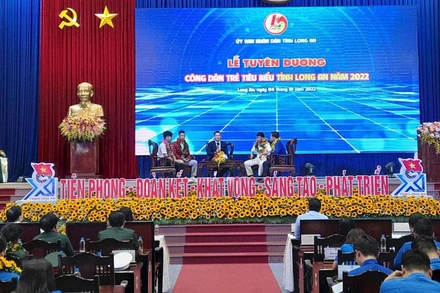 Các công dân trẻ tiêu biểu giao lưu sáng kiến kinh nghiệm tại lễ tuyên dương.