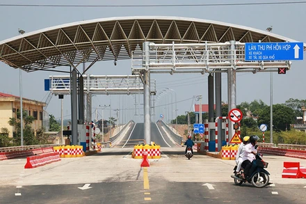 Trạm thu phí cầu Văn Lang.